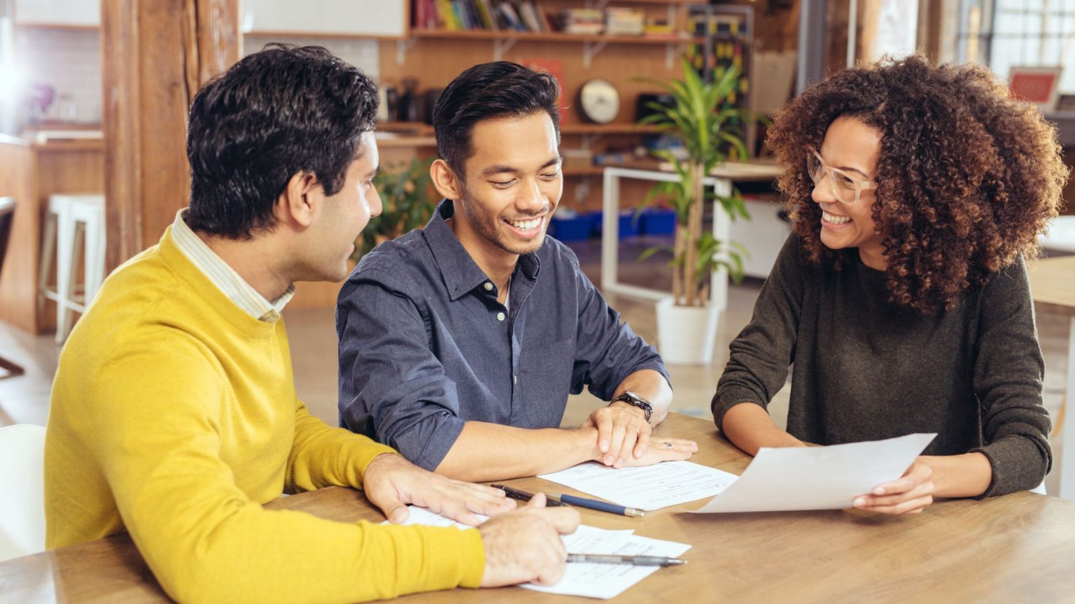 Borrowers chatting with mortgage lender to find the best lender option for them.