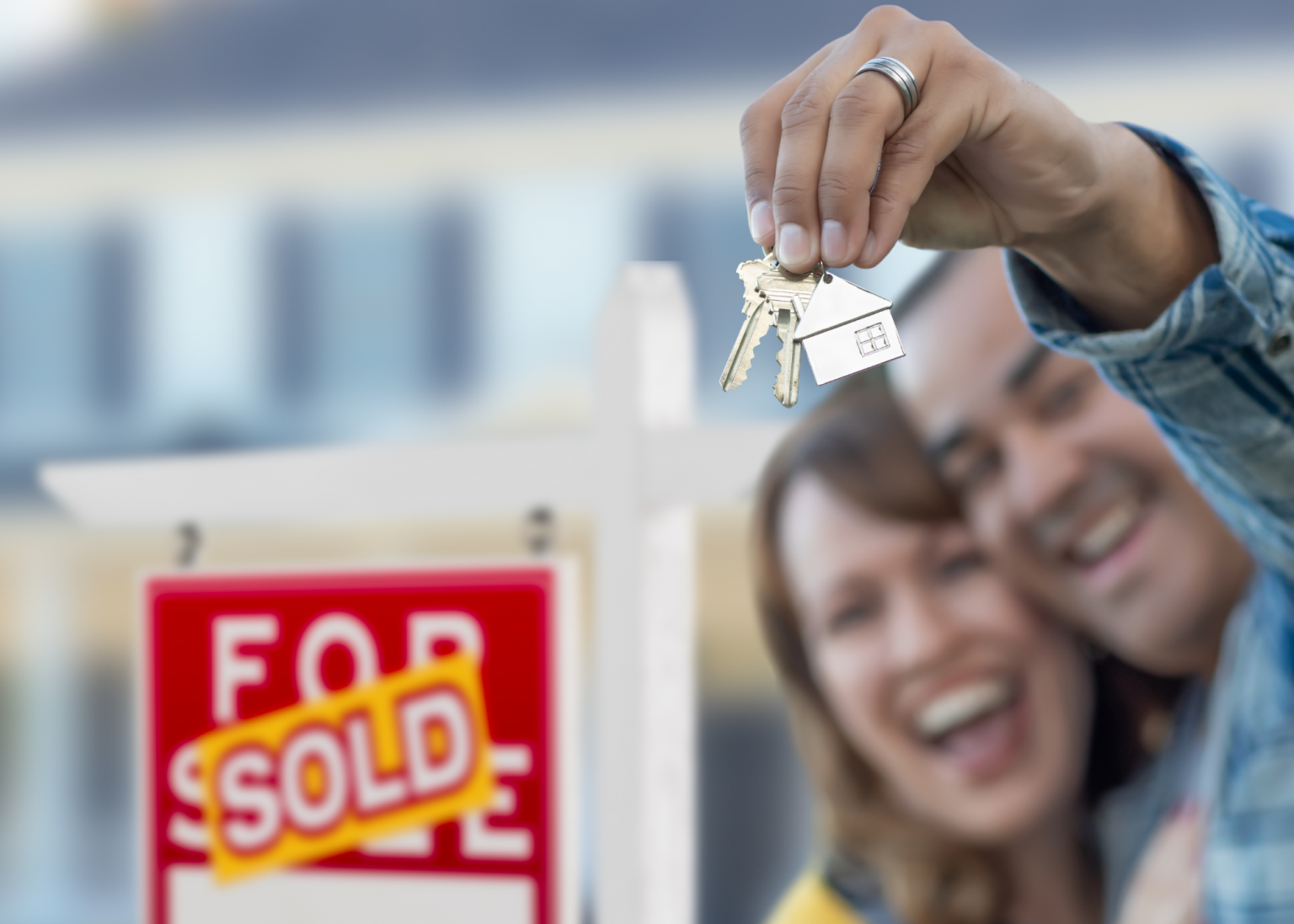 Get ready for closing day with this buyer’s checklist. Learn what to bring to a home closing, including ID, funds, insurance, and documents to avoid delays.