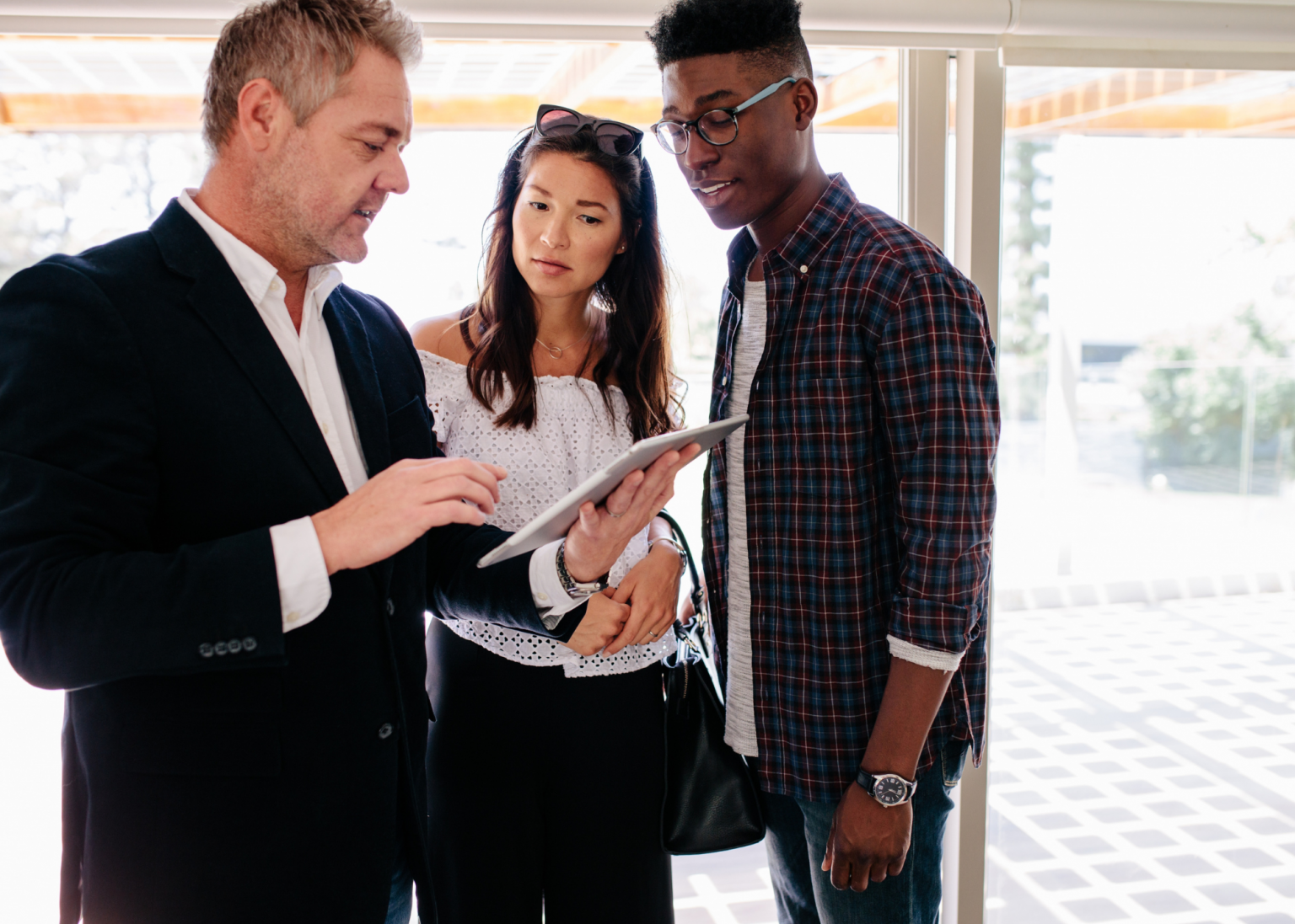 Moving in 2025? Learn how to get a mortgage when relocating. From pre-approval to local lenders, here’s what homebuyers need to know for a smooth move.