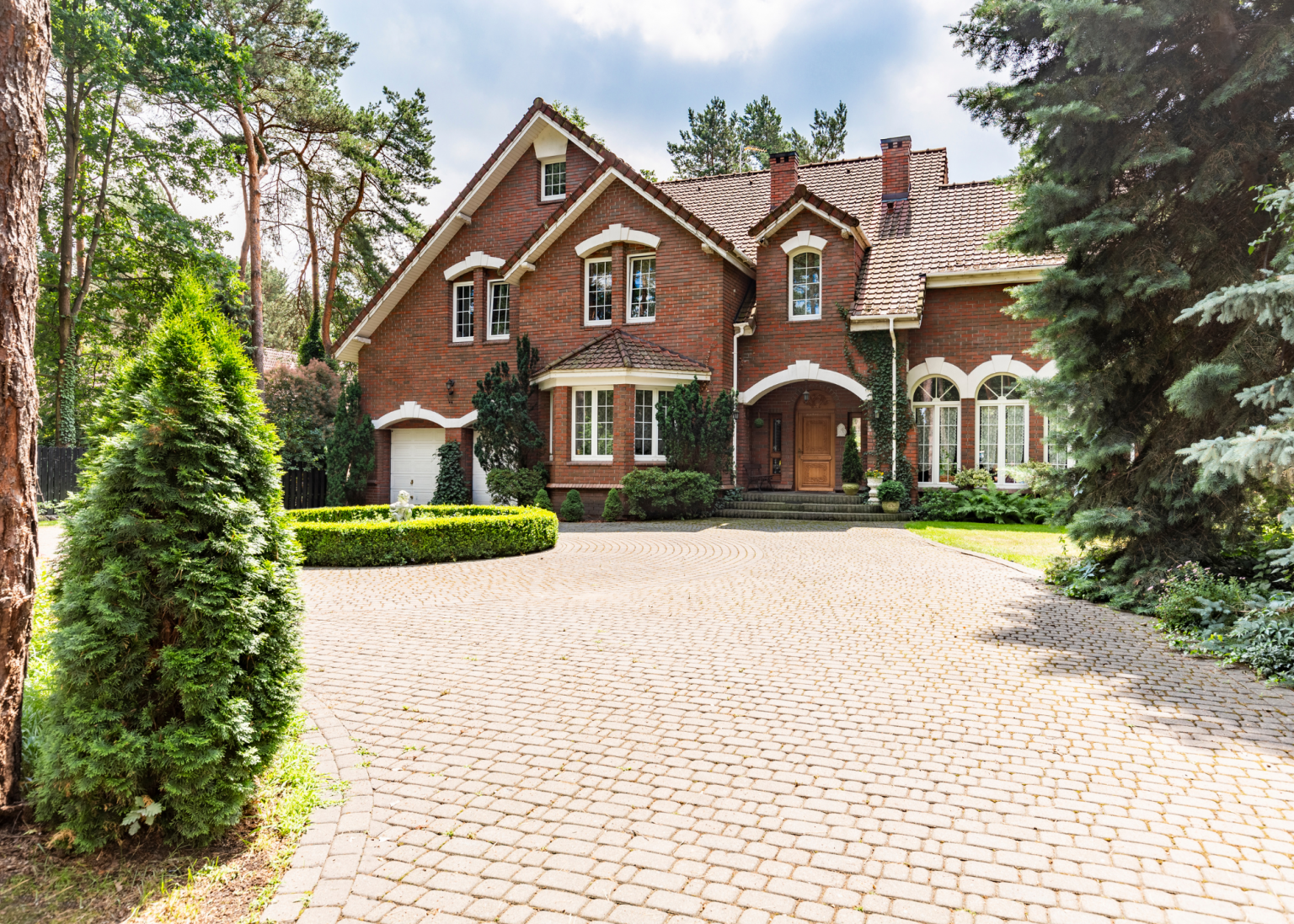 Learn what a jumbo loan is in 2025, current loan limits, requirements, and how to qualify for a high-value mortgage with the best rates.
