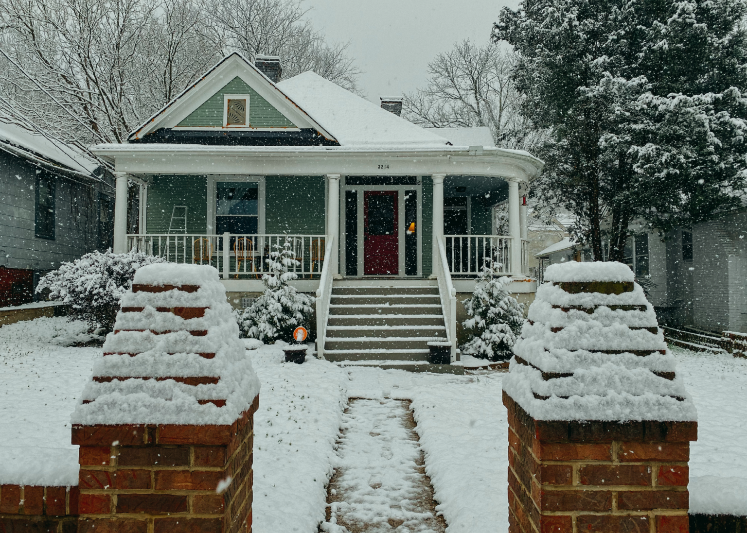 Refinancing in January may help homeowners secure lower mortgage rates. Learn how timing, seasonality, and market trends impact refinance savings.