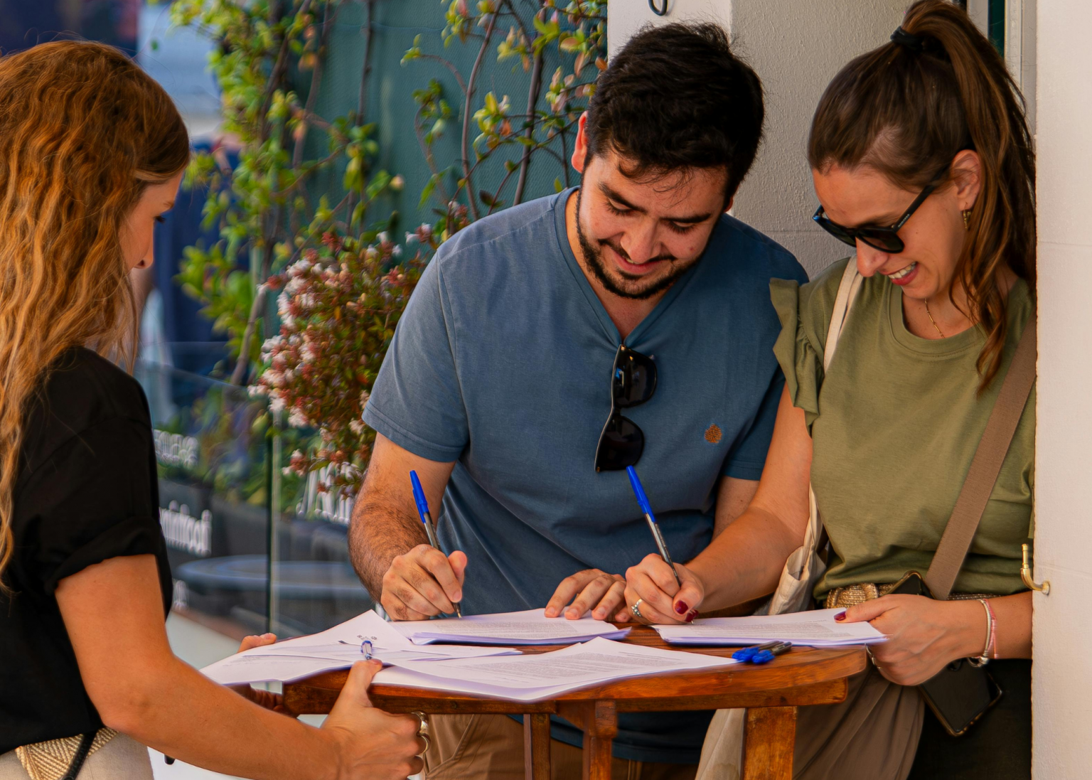 Learn how a guarantor mortgage works in the U.S. and explore alternatives such as co-borrowers, gift funds, FHA loans, down payment assistance, and Non-QM mortgages.